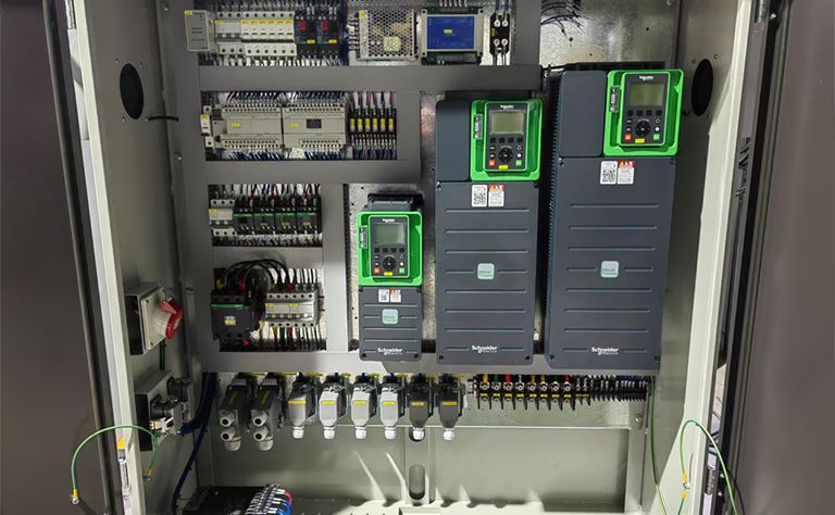 Tower crane electric control cabinet 768x474