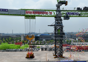 The world's largest tower crane from Zoomlion intelligent factory