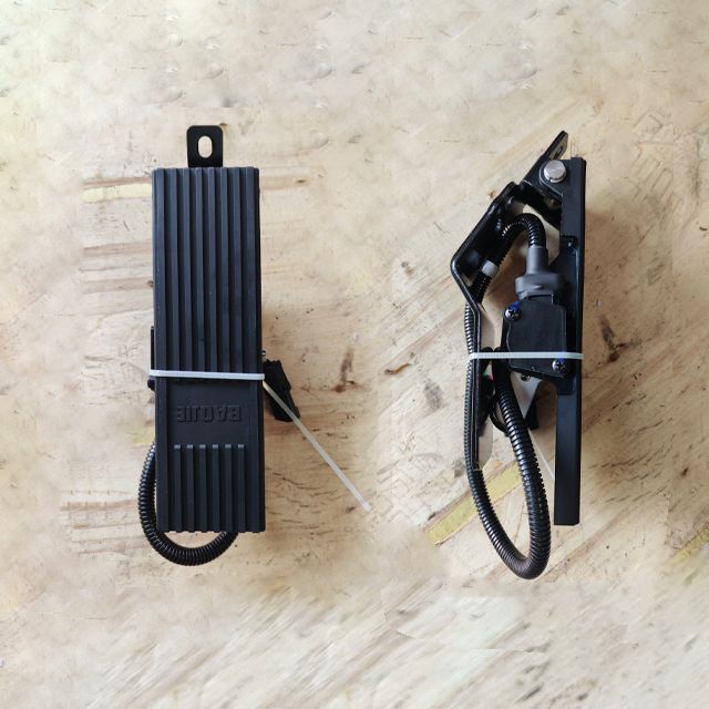 Zoomlion telescopic crawler crane spare parts of electronic accelerator pedal assy, electronic throttle control pedal assembly
