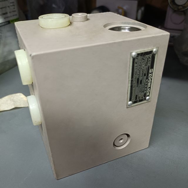 Zoomlion All terrain cranes ZAT4500 parts of  manual slewing gear brake braking release valve