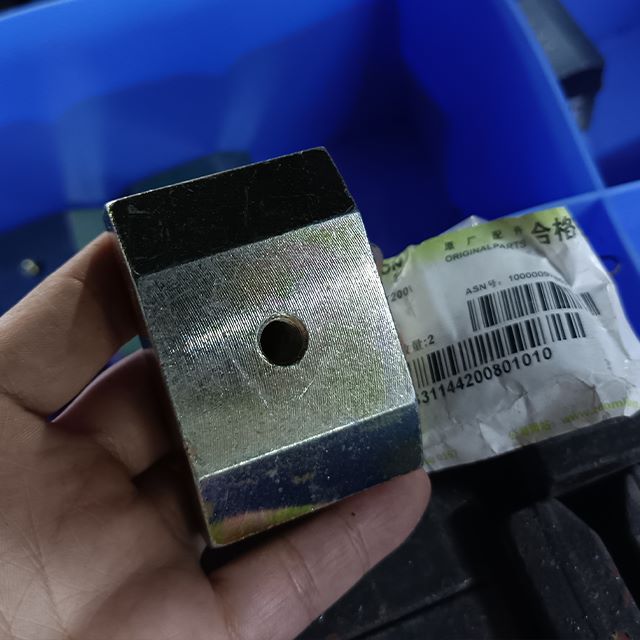 Zoomlion rough-terrain crane ZRT600 ZRT700 parts of outtrigger side rear lower sliding block from Zoomlion factory